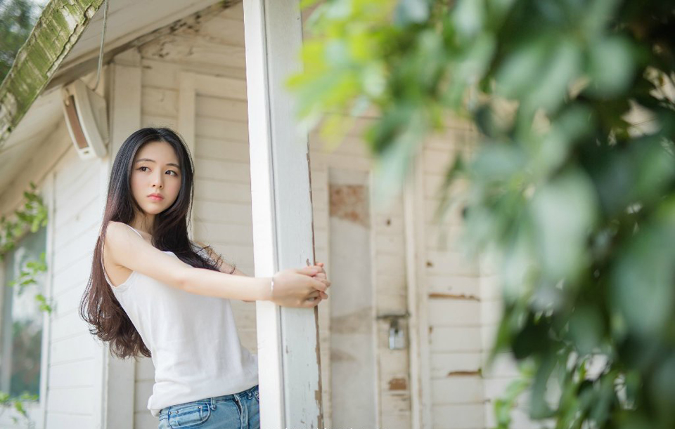 “如果是，你想怎样？为他报仇吗？”吕布微微眯起了眼睛，神色渐渐冷了下来，在小乔略微凸起的肚子上扫了一眼，挥手止住想要说什么的大乔，冷然道。
